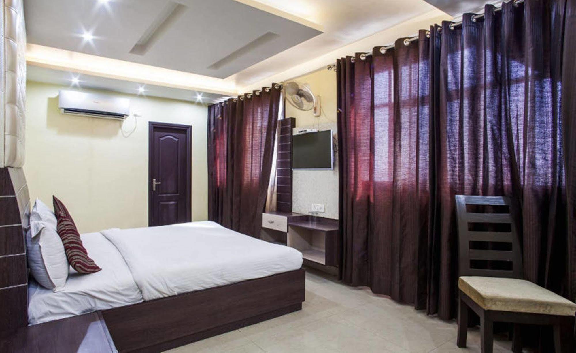 Hotel Mm Yellowuds Amritsar Esterno foto